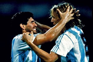 ELLITORAL_209491 |  Archivo Caniggia saluda a un emocionado Maradona, en una icónica imagen del Mundial Italia 1990.