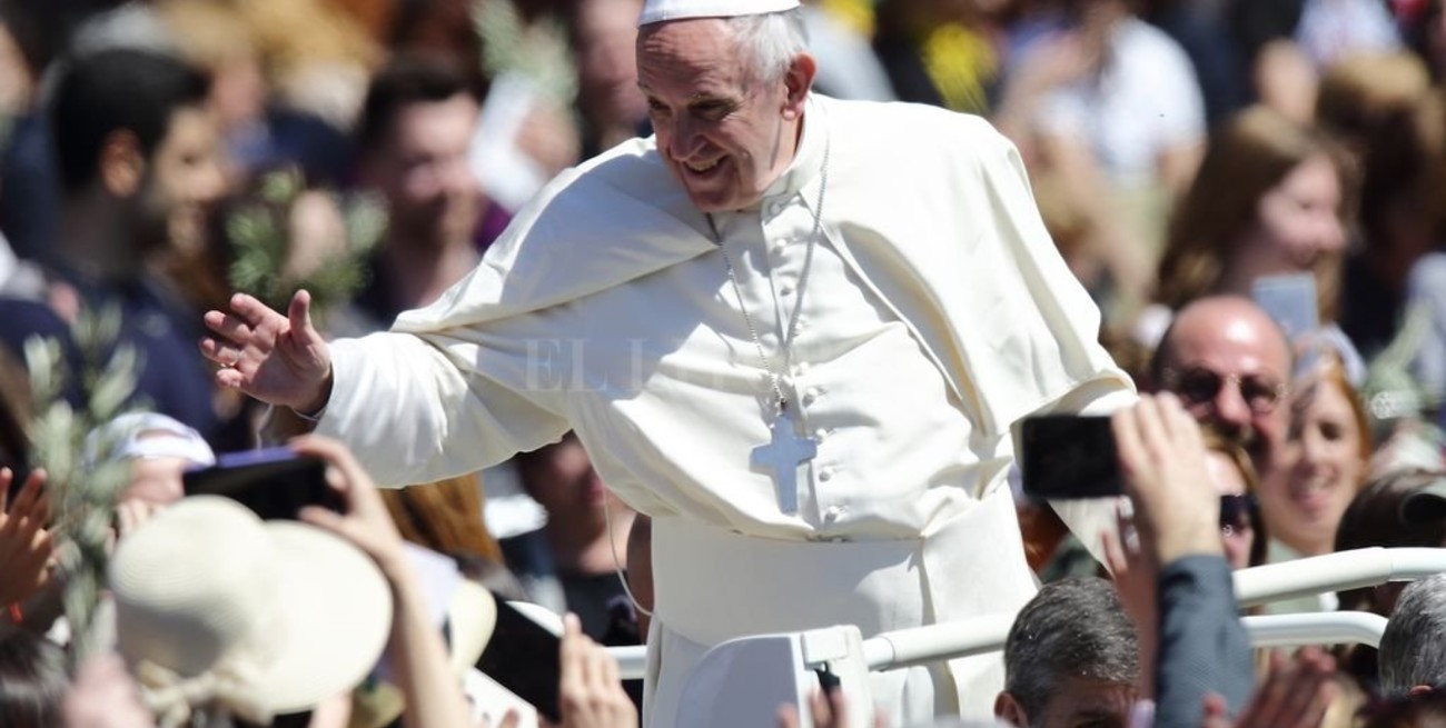 El papa le lavó los pies a un argentino preso en Roma
