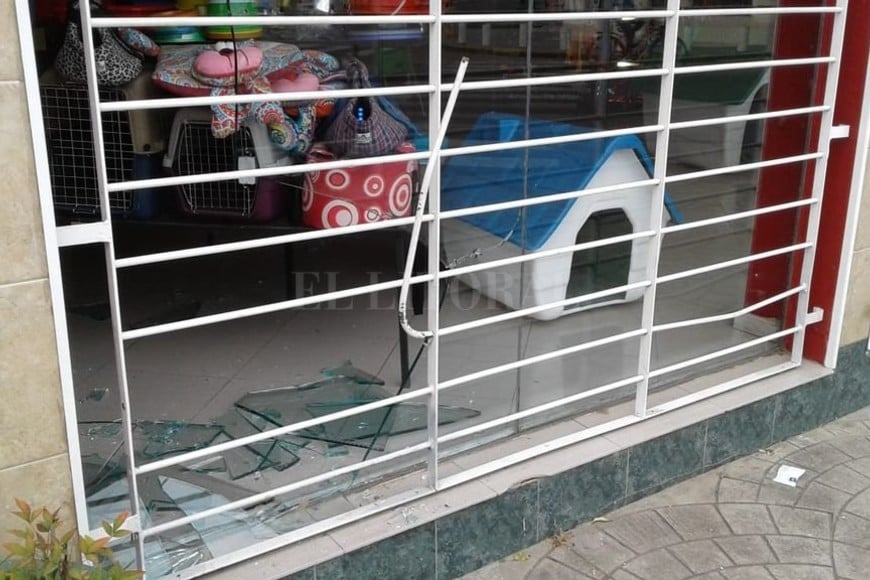 ELLITORAL_223976 |  El Litoral Desconocidos rompieron la reja y la vidriera del local de Marcial Candioti y Luciano Molina.