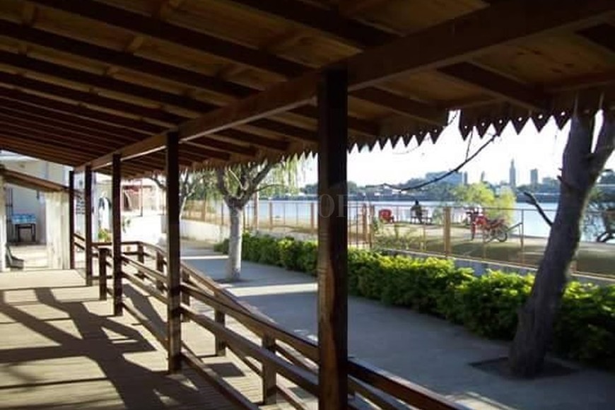 ELLITORAL_181520 |  Gentileza vecino Hugo Cabrera la orilla. El sacerdote fundó la Parroquia Jesús Resucitado en 1969 a orillas del riacho, frente al Puerto, en lo que es hoy la Manzana 2.