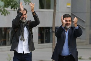 ELLITORAL_193026 |  DPA Jordi Cuixart (izq.) y Jordi Sánchez fueron enviados a prisión provisional sin fianza por un presunto delito de sedición.