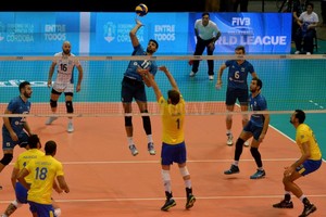 Télam El seleccionado masculino de voleibol le ganó a Brasil en el Orfeo Superdomo de la ciudad de Córdoba