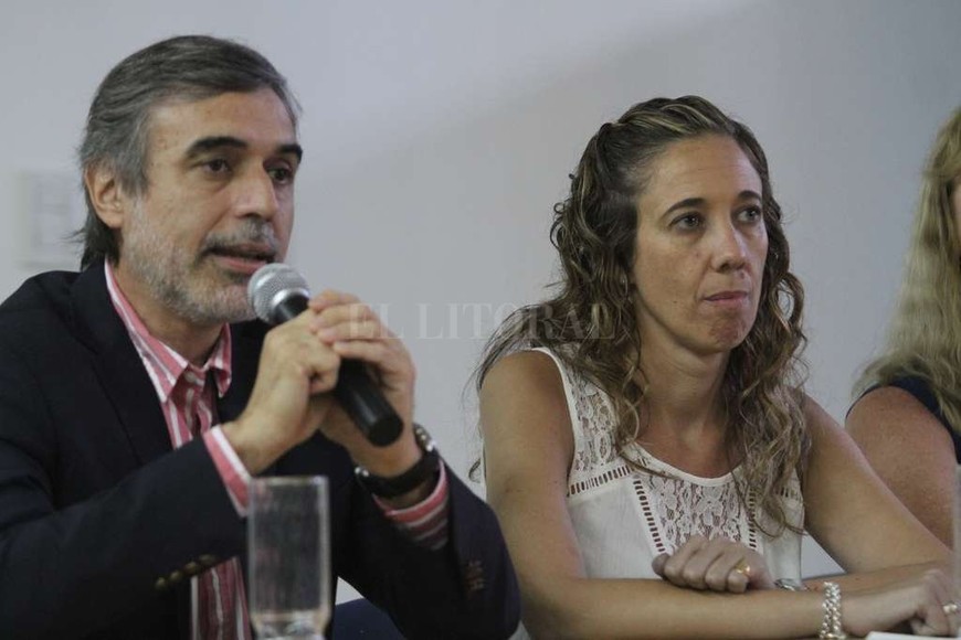 ELLITORAL_173871 |  Mauricio Garín Soledad Rodríguez, aquí junto al ministro González, ahora está a cargo del Iapos. Era la directora del Hospital Provincial de Rosario.