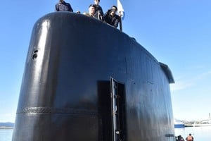 ELLITORAL_210879 |  Clarín Una de las últimas fotos del submarino y sus tripulantes.