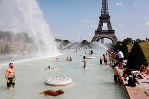 ELLITORAL_251927 |  Gentileza En París, utilizan las fuentes y estanques públicos para refrescarse.