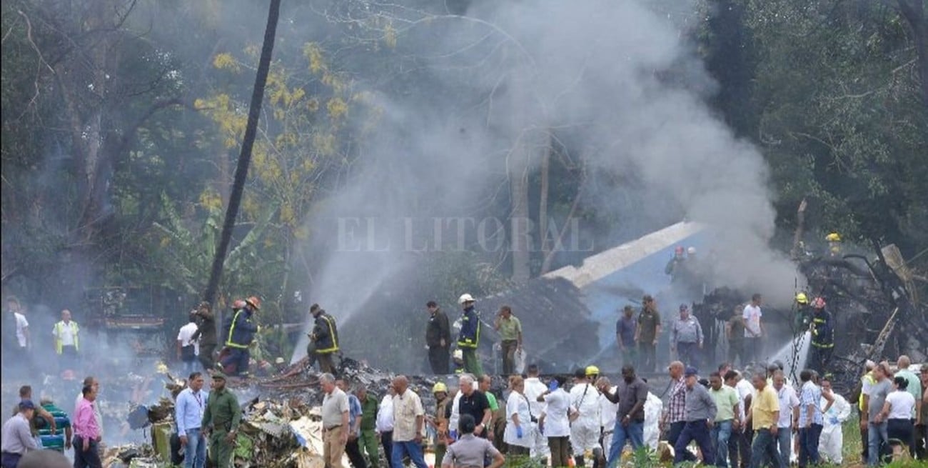 Cuba: Un avión se estrelló luego de despegar y hay decenas de fallecidos
