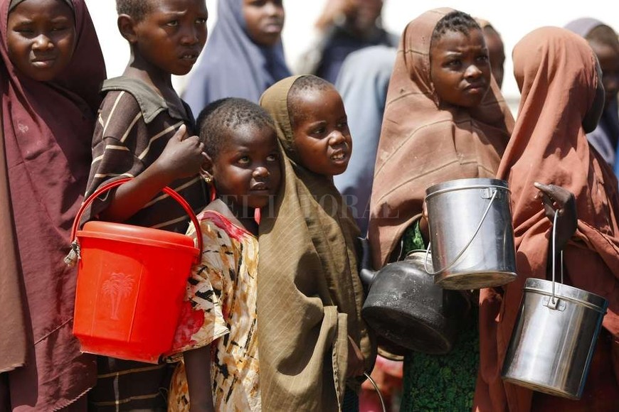 ELLITORAL_178347 |  EFE / DAI KUROKAWA Catástrofe. En los últimos años, las severas sequías en el Cuerno de África provocaron graves crisis en la región. Aquí, un grupo de chicos hace cola para recibir comida en Somalía.