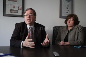 ELLITORAL_214384 |  Pablo Aguirre. l acecho. Los estafadores y ladrones virtuales utilizan técnicas cada vez más sofisticadas para cometer sus delitos.  Esto no reconoce fronteras, nos puede tocar a todos , coincidieron los especialistas.Expertos. Gustavo Presman y María Laura Spina explicaron los riesgos del cibercrimen y las recomendaciones más simples para usuarios de dispositivos digitales.