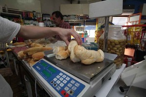 ELLITORAL_212377 |  Mauricio Garín Alimento sensible. El kilo de pan oscila entre los 35 y los 45 pesos en la ciudad. El incremento es inminente.