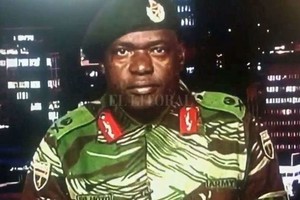 ELLITORAL_195687 |  BBC El general Sibusiso Moyo leyó una declaración en la televisión estatal de Zimbabue para descartar que el ejército esté protagonizando un golpe de Estado.