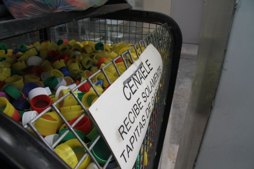 ELLITORAL_222228 |  Guillermo Di Salvatore En proceso. Una de las mejores formas de cuidar al medio ambiente es reciclar el plástico y darle nuevas formas.