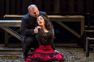 Gentileza producción La mezzosoprano santotomesina Rocío Arbizu en la piel de Carmen, durante una de las presentaciones de la versión de la ópera de Bizet que la tiene como protagonista.  Es un personaje fascinante , confió a el Litoral.