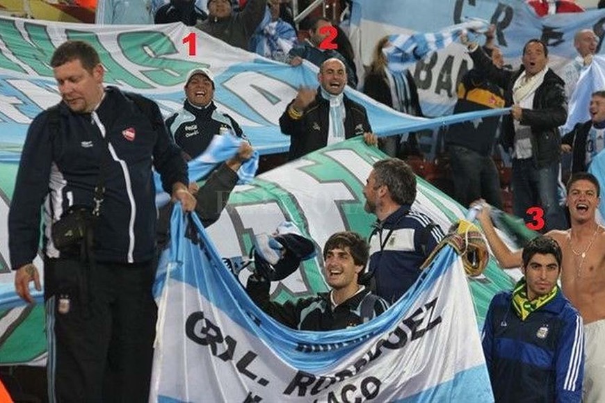 ELLITORAL_203872 |  Notife. Pablo Moyano, Patricio Farcuh y Facundo Moyano. La foto, en Sudáfrica ­durante el Mundial 2010- que dejó retratada la relación entre los Moyano y el  presidente  de OCA.