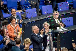 DPA El político del partido Los verdes, Volker Beck, celebra entusiasmado el resultado de la votación en el Parlamento alemán.