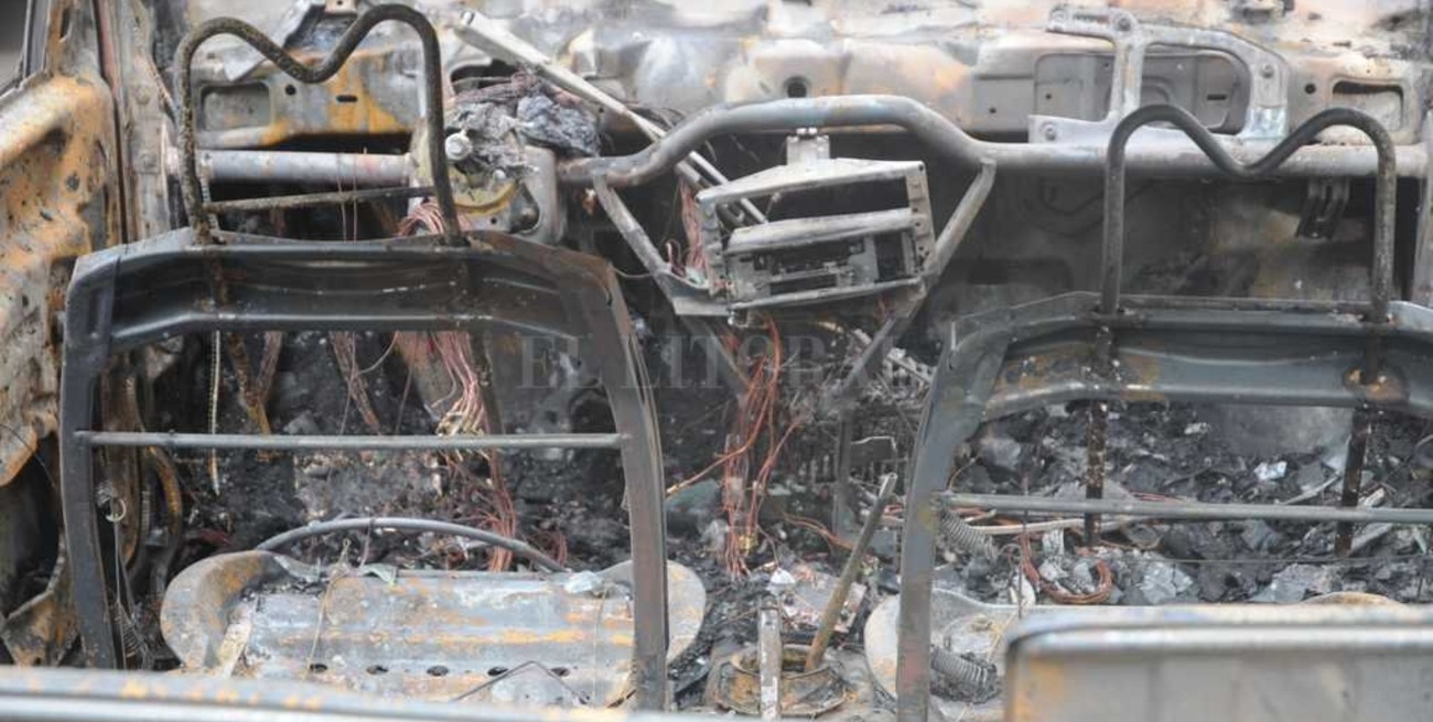 Incendiaron un auto que esperaba ser reparado