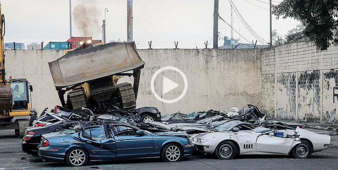 Video: el presidente de Filipinas ordenó aplastar autos de lujo ingresados de contrabando