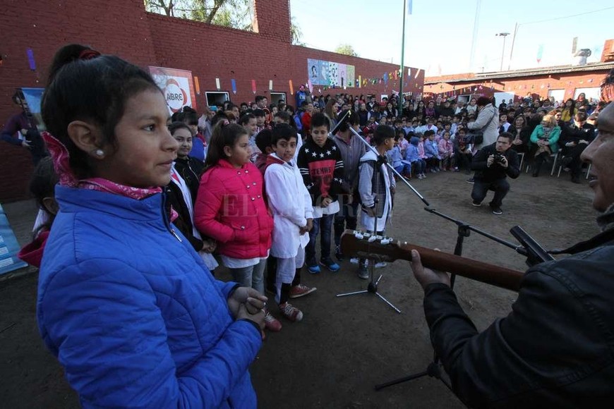 ELLITORAL_180798 |  Mauricio Garín El coro de la escuela cantó algunas canciones durante el acto.