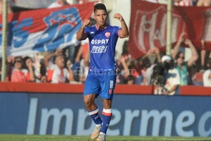 ELLITORAL_168796 |  Luis Cetraro Diego Armando Godoy festeja su gol.