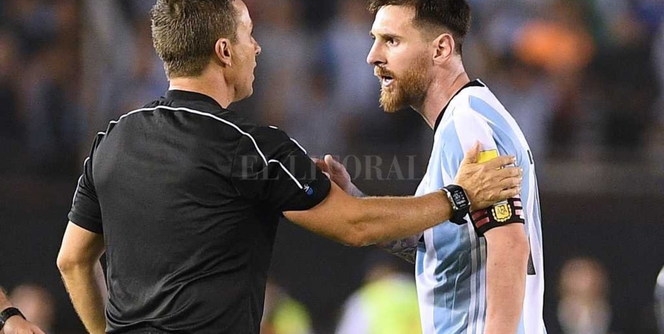 Messi negó haber insultado al juez de línea