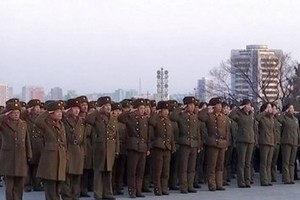 ELLITORAL_202968 |  El Nuevo Herald Personal militar norcoreano saluda mientras depositan flores ante estatuas gigantes de Kim Il Sung y Kim Jong Il, en la colina Mansu, en el centro de Pyongyang.