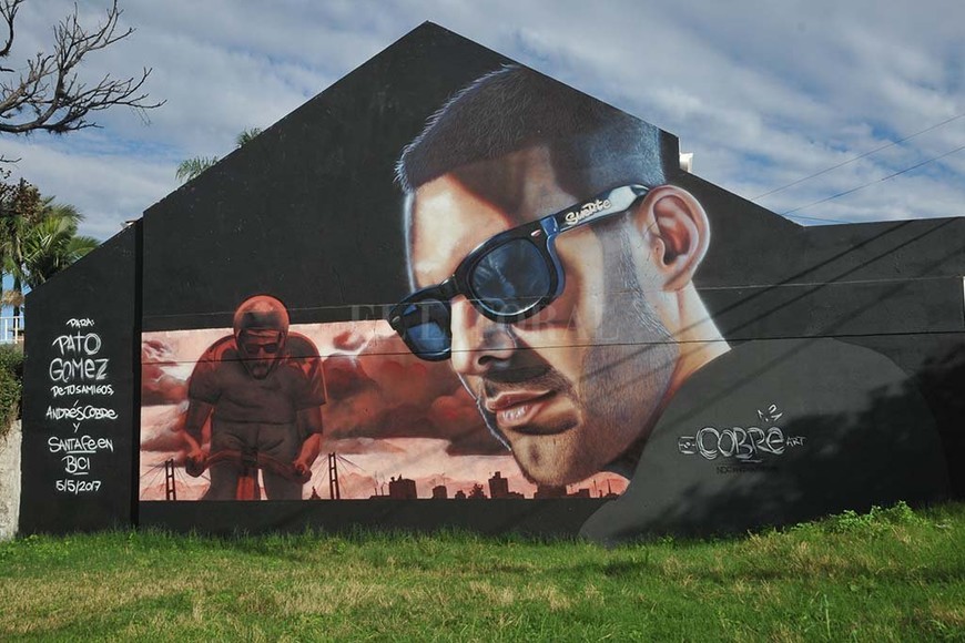 ELLITORAL_203874 |  Flavio Raina. Mural. La ?pedaleada? organizada por sus amigos finalizará frente al mural que se pintó en su homenaje, tras el accidente.