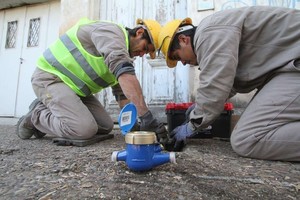 Esta iniciativa, en este contexto de crisis económica, pretende incorporar criterios de justicia para que cada usuario pueda pagar por lo que consume. No solo eso, sino también reducir el consumo de agua, como de lo que llega a cada usuario en la factura a fin de mes.