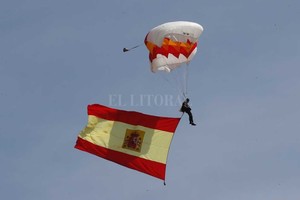 DPA Un paracaidista desciende con una gran bandera de España durante la celebración de la Fiesta Nacional española en Madrid, bajo el lema  Orgullosos de ser españoles  y en plena tensión por el desafío secesionista catalán.