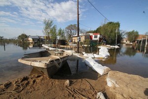 Mauricio Garín Desde hace tres semanas, los vecinos de La Vuelta del Paraguayo viven sitiados por el agua.