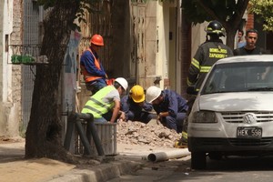 ELLITORAL_201698 |  Guillermo Di Salvatore Operarios analizan el caño dañado en Suipacha al 2900.
