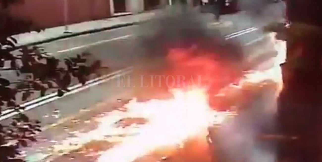 Encapuchados atacaron con bombas molotov un edificio de Gendarmería