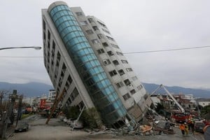 ELLITORAL_202857 |  CHINA STRINGER NETWORK Los equipos de rescate apuntalan un edificio caído tras el seísmo en Taiwán.