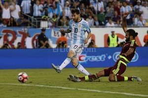 ELLITORAL_154521 |  Télam Vizcarrondo no llega y Messi remata para entrar en la historia.