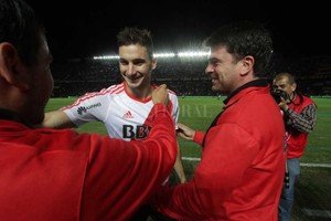 ELLITORAL_191397 |  Mauricio Garín Pipa ... River y Colón...La imagen del mes de junio, cuando Lucas Nicolás Alario pisó nuevamente el césped del Cementerio de los Elefantes con la camiseta de River Plate y todos lo ovacionaron. Ahora, el  13  goleador está en la Bundesliga, donde debutó con gol más asistencia el domingo pasado. Por lo visto, a River se le pasó el enojo: el viernes pasó por la cuenta de AFA y retiró los millones de euros que mandaron los alemanes. El 40 por ciento de ese monto le corresponde a Colón:  Nos deben pagar ya mismo , dicen en Santa Fe.