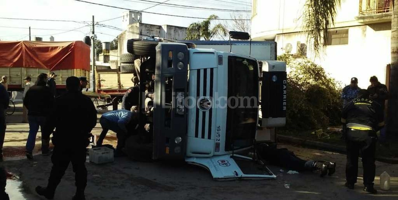 Fuerte choque entre camiones en barrio Fomento 9 de Julio