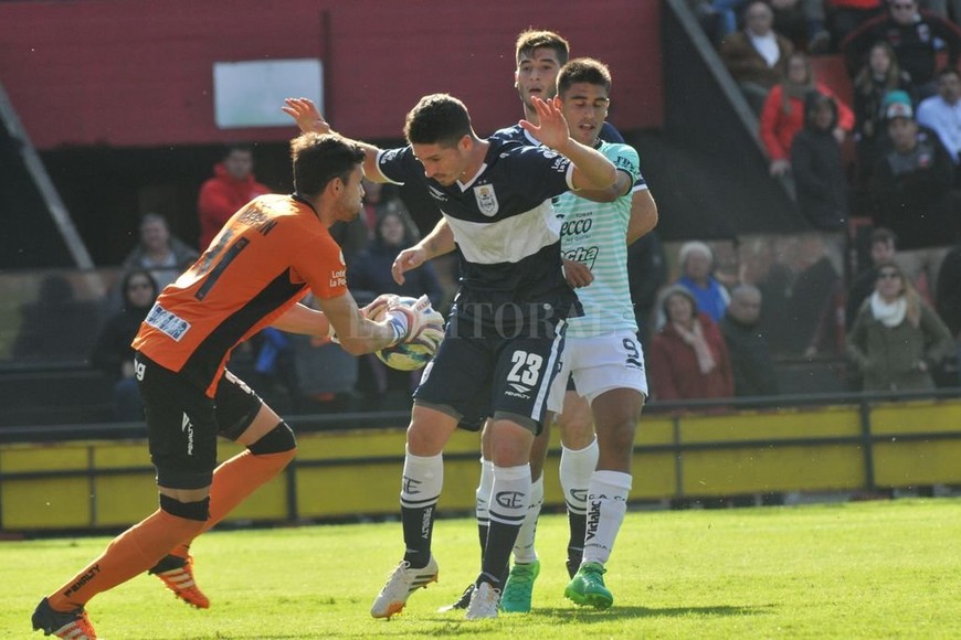 ELLITORAL_249711 |  Mauricio Garín Alexis Martín Arias. Es el golero interesante que defiende el arco de Gimnasia y Esgrima de La Plata. Colón le habría ofrecido el doble de salario que gana allá.