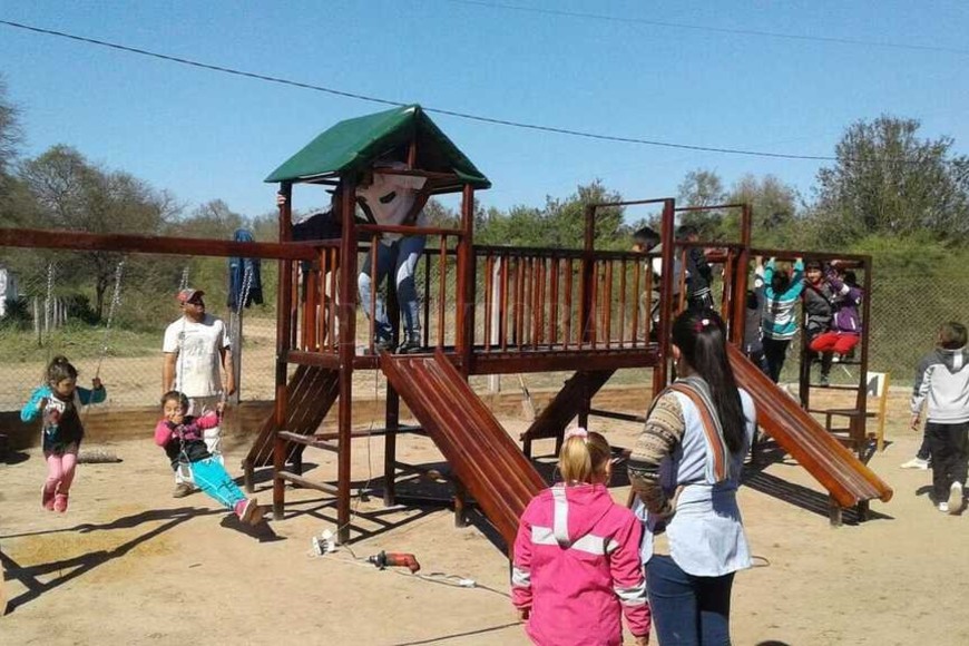 ELLITORAL_187636 |  Gentileza ONG Verte Reír En la Escuela Rural 808 de Pampa Del Indio, Chaco, los voluntarios lograron que se construya una playa de juegos para los chicos.