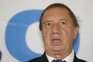 ELLITORAL_254945 |  Archivo ESA02. SOYAPANGO (EL SALVADOR), 30/03/2011.- El exdirector técnico de Argentina Salvador Bilardo habla hoy, miércoles 30 de marzo de 2011, durante su visita al programa "Fútbol Forever" de la escuela Santa Eduviges, en Soyapango, a las afueras de San Salvador (El Salvador). El programa atiende en este país a cerca de cuatro mil niños y jóvenes de escasos recursos que habitan en zonas consideradas de riesgo por la alta presencia de pandilleros o "maras". EFE/Roberto Escobar