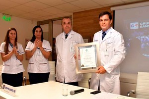 ELLITORAL_249282 |  Flavio Raina. COMPROMETIDOS CON LA CALIDAD. El dr. Ignacio Rodríguez Sañudo, director médico del Sanatorio Santa Fe, muestra con orgullo la acreditación que le entregó ITAES.