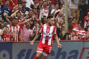 ELLITORAL_255889 |  Pablo Aguirre ¿A quién creerle? El  Pocho  Troyanski, ex Olimpo, con la camiseta de Unión donde llegó a cambio de 500.000 dólares. Mientras en Santa Fe se desmiente su posible salida, los diarios de España afirman que será ficha de la Sociedad Deportiva Huesca. La Segunda División europea arranca el 18 de agosto. Mientras, hoy será el  9  en Avellaneda.