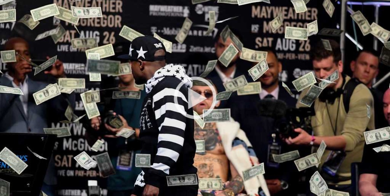 Video: Mayweather le lanza billetes a McGregor