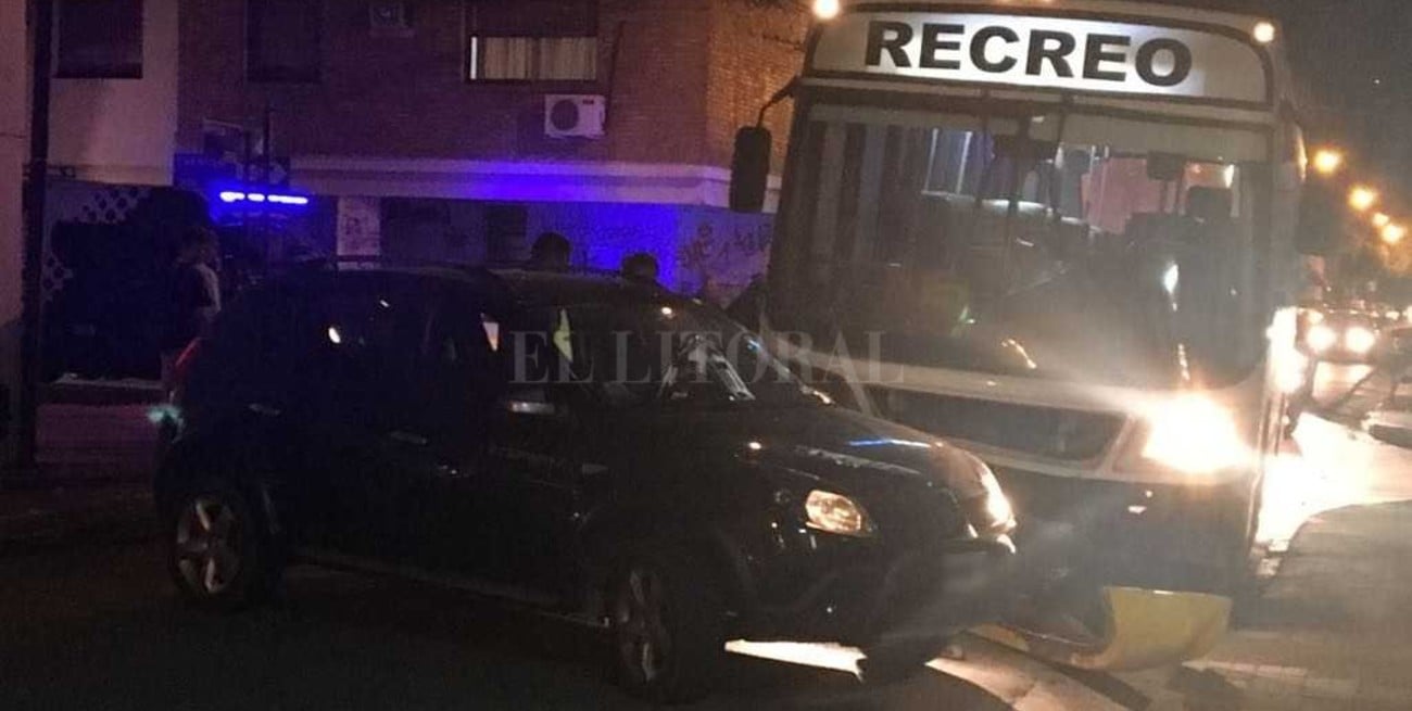 Fuerte choque entre un colectivo y un auto