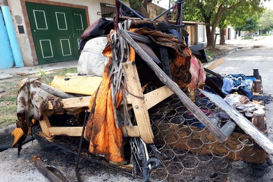 ELLITORAL_202036 |   Esta mañana familiares de las víctimas continuaban limpiando el lugar y sacando a la calle los objetos destruidos por el fuego.