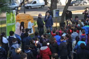 Flavio Raina Talleres al aire libre. Niños y jóvenes de las escuelas primarias Beleno y Niño Jesús; y las secundarias Juana del Pino y Nuestra Señora del Calvario, compartieron experiencias sobre cómo se clasifican los residuos, cuidados del agua y alimentación saludable, entre otros.