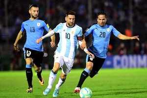 Télam. Télam Montevideo, Uruguay: Hinchas argentinos alientan a su selección en las tribunas del estadio Centenario, en momentos previos al crucial compromiso por las eliminatorias mundialistas que jugarán las selecciones de Uruguay y Argentina. Foto: enviado especial