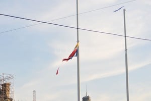 ELLITORAL_212403 |  Luis Cetraro Harapos. Así quedaron las nuevas banderas Argentina y de la Provincia de Santa Fe, a tres días de ser izadas por primera vez en Plaza de Mayo.