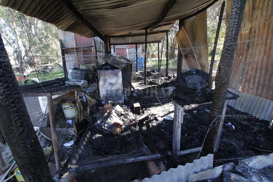ELLITORAL_252983 |  Mauricio Garín El fuego destruyó por completo dos precarias construcciones