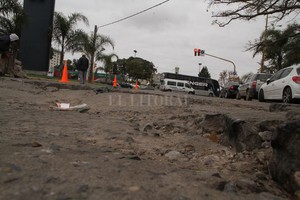 Mauricio Garín En este sector, que tiene un tránsito constante de colectivos, hay baches importantes.