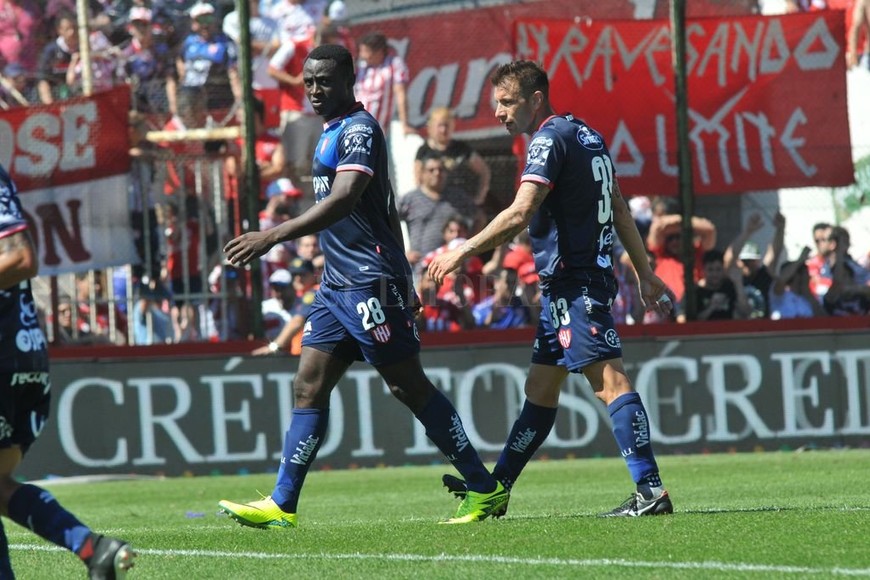 ELLITORAL_194217 | Mauricio Garín Una pareja que protege resultados. Gómez Andrade y Bottinelli dan seguridad desde atrás. Estoy muy contento por todo lo que me está pasando, pero todo es gracias a mis compañeros. Con Bottinelli nos complementamos bien porque nos conocemos de cuando jugamos en Arsenal, tiene mucha experiencia y siempre está dando indicaciones , dijo Yeimar.