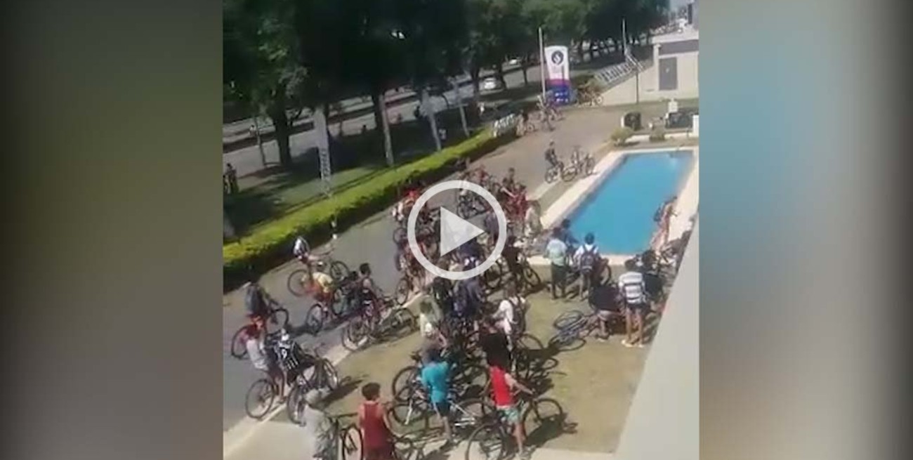 Ciclistas acalorados: intentaron ingresar a una pileta