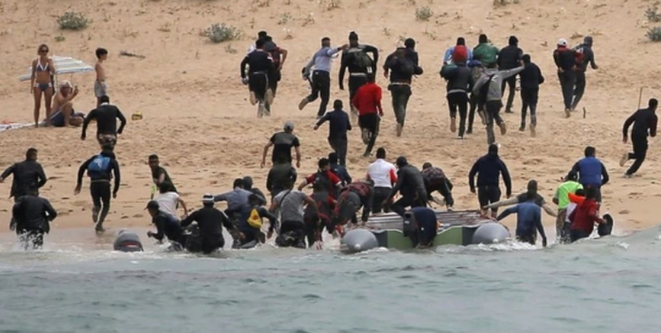 España: un turista grabó a decenas de migrantes llegando a la costa de Cádiz